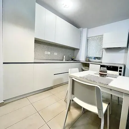 Lovely 1 Bedroom With Sunset Balcony