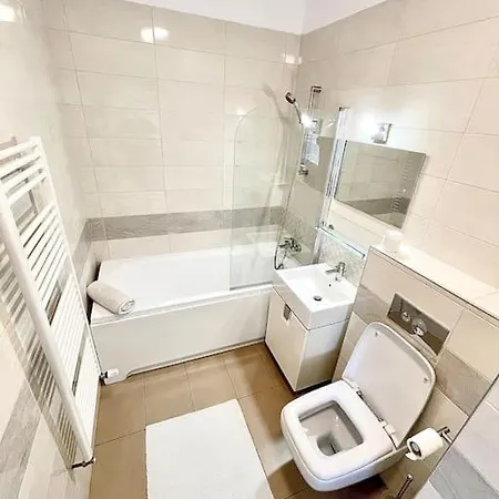 Lovely 1 Bedroom With Sunset Balcony